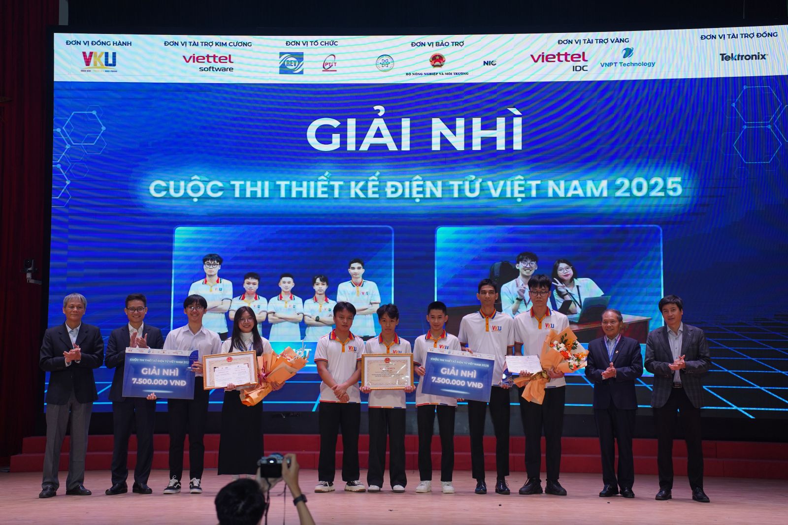 Sinh viên FET giành giải Nhì Cuộc thi Thiết kế Điện tử Việt Nam 2025