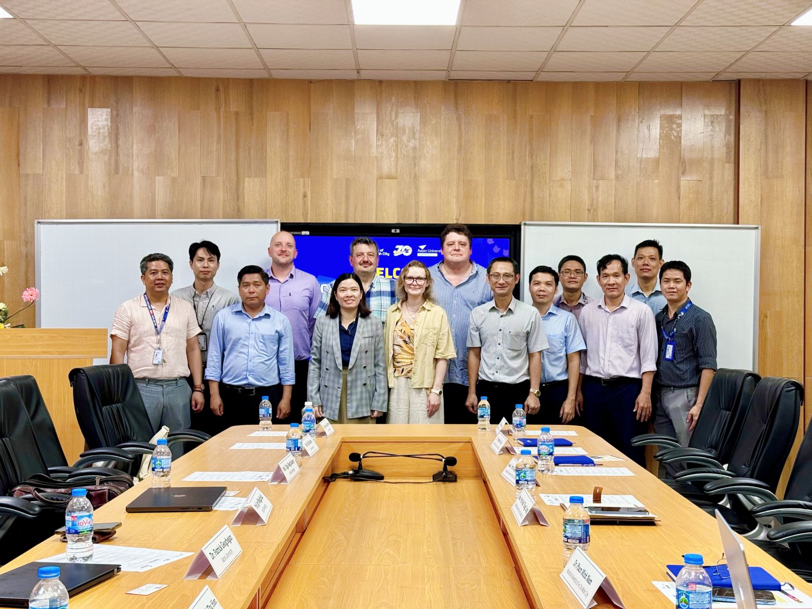 Khoa Công nghệ Điện tử tiếp và làm việc với Trường Đại học Aston (Vương quốc Anh)